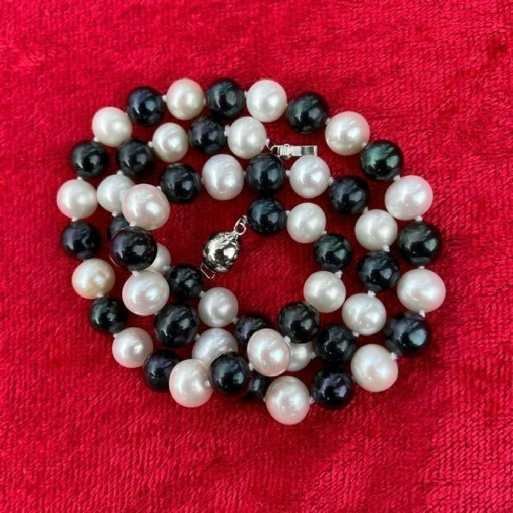 Near Round Cultured Freshwater Pearl Necklace White Pearl And dyed Black 18in - Picture 2 of 8
